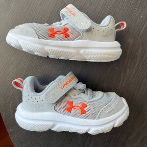 Under Armour Kids' Light Gray and Bright Orange Sneakers size 5